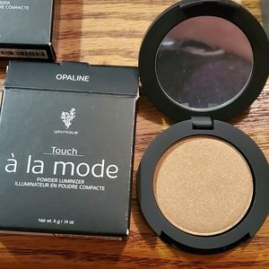 Younique a la mode luminizer in opaline